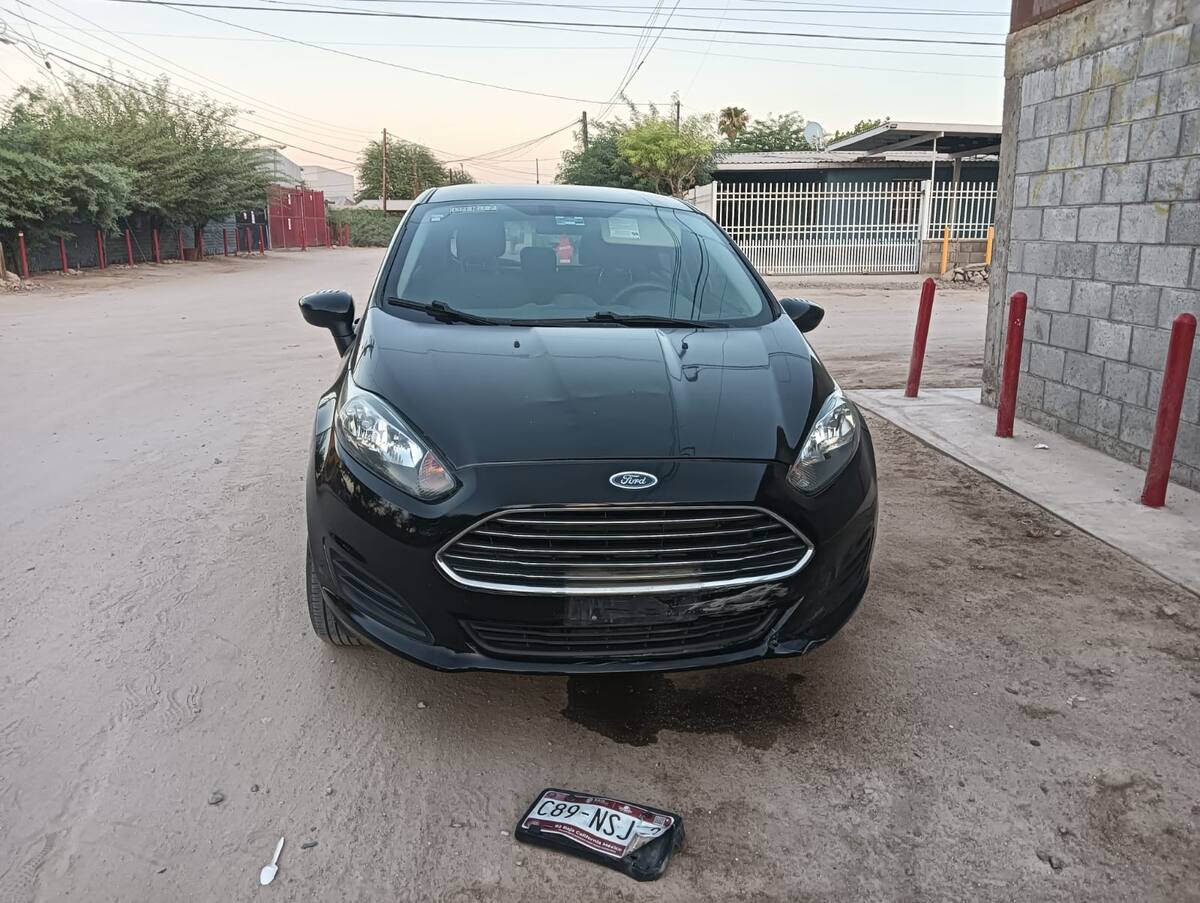 El Ford, conducido por Jhonatan, de 24 años, no pudo evitar la colisión en ángulo, resultando en daños a ambos vehículos y lesiones para el motociclista. Foto: Cortesía