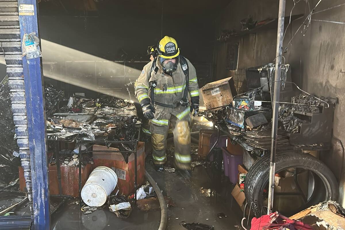 Incendio consume tres locales en tianguis de la Hidalgo