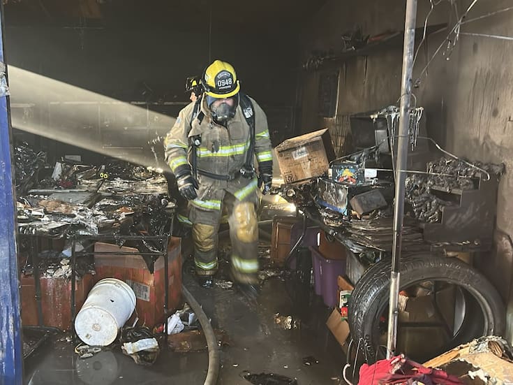 Incendio consume tres locales en tianguis de la Hidalgo