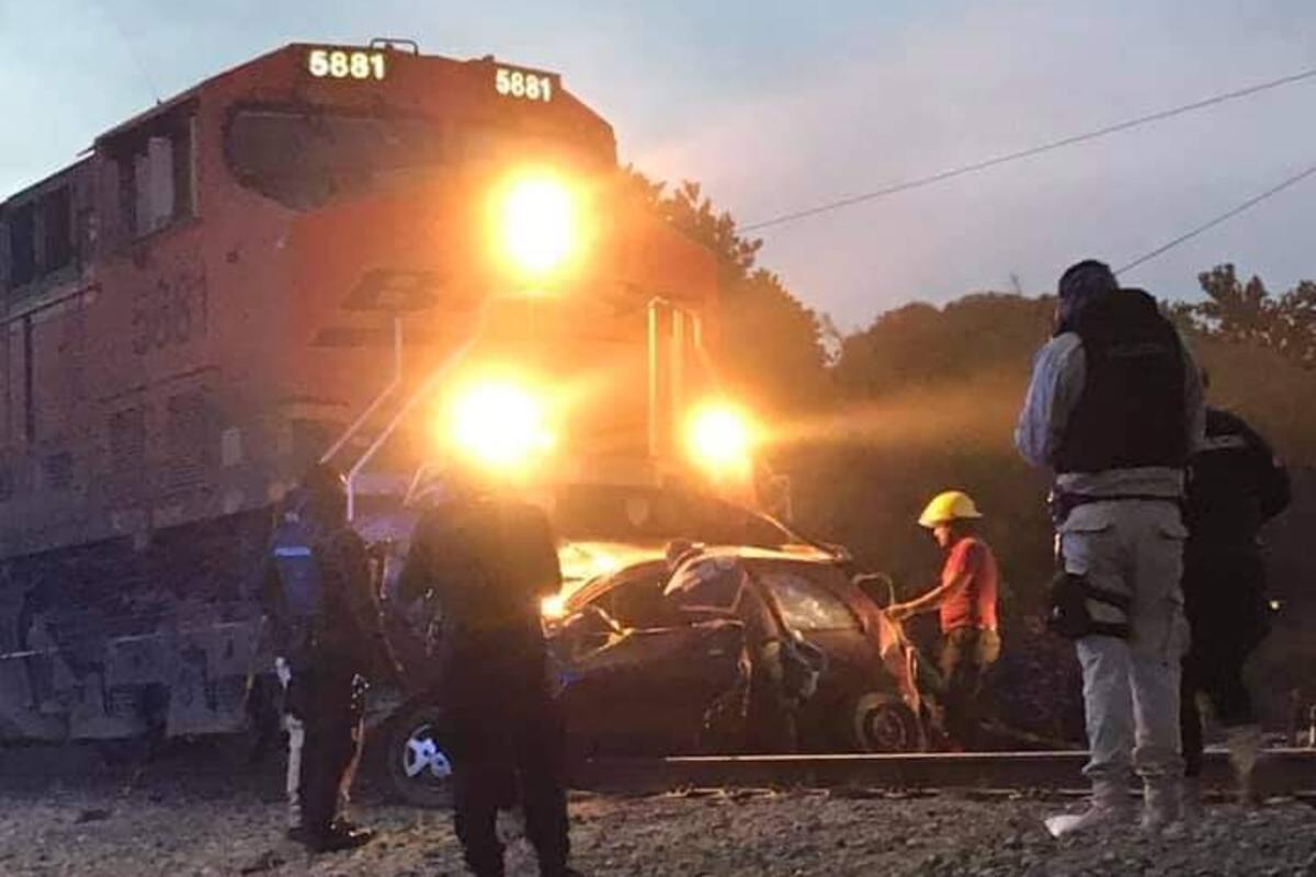 Muere familia dentro de auto al ser impactados por tren en Gómez Palacio