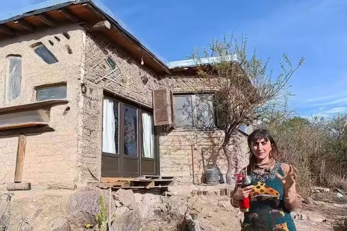 Una mujer dejó la vida en la ciudad y construyó desde cero una casa en las montañas con tierra, madera, 12 parabrisas y botellas de vidrio recicladas para vivir con mayor autonomía