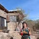 Mariana construyó su casa con tierra y madera