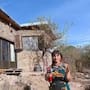 Una mujer dejó la vida en la ciudad y construyó desde cero una casa en las montañas con tierra, madera, 12 parabrisas y botellas de vidrio recicladas para vivir con mayor autonomía