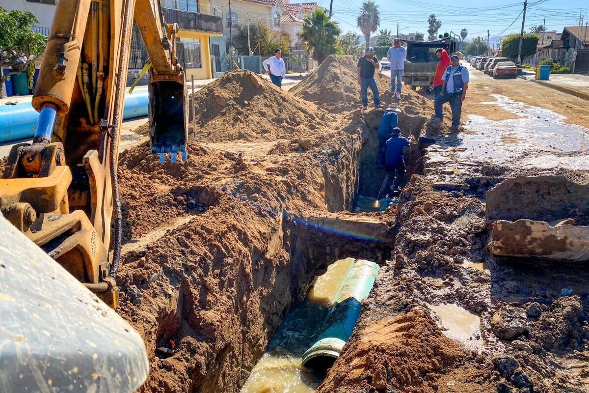 Colapsa colector de aguas residuales en la Colonia Ulbrich en Ensenada