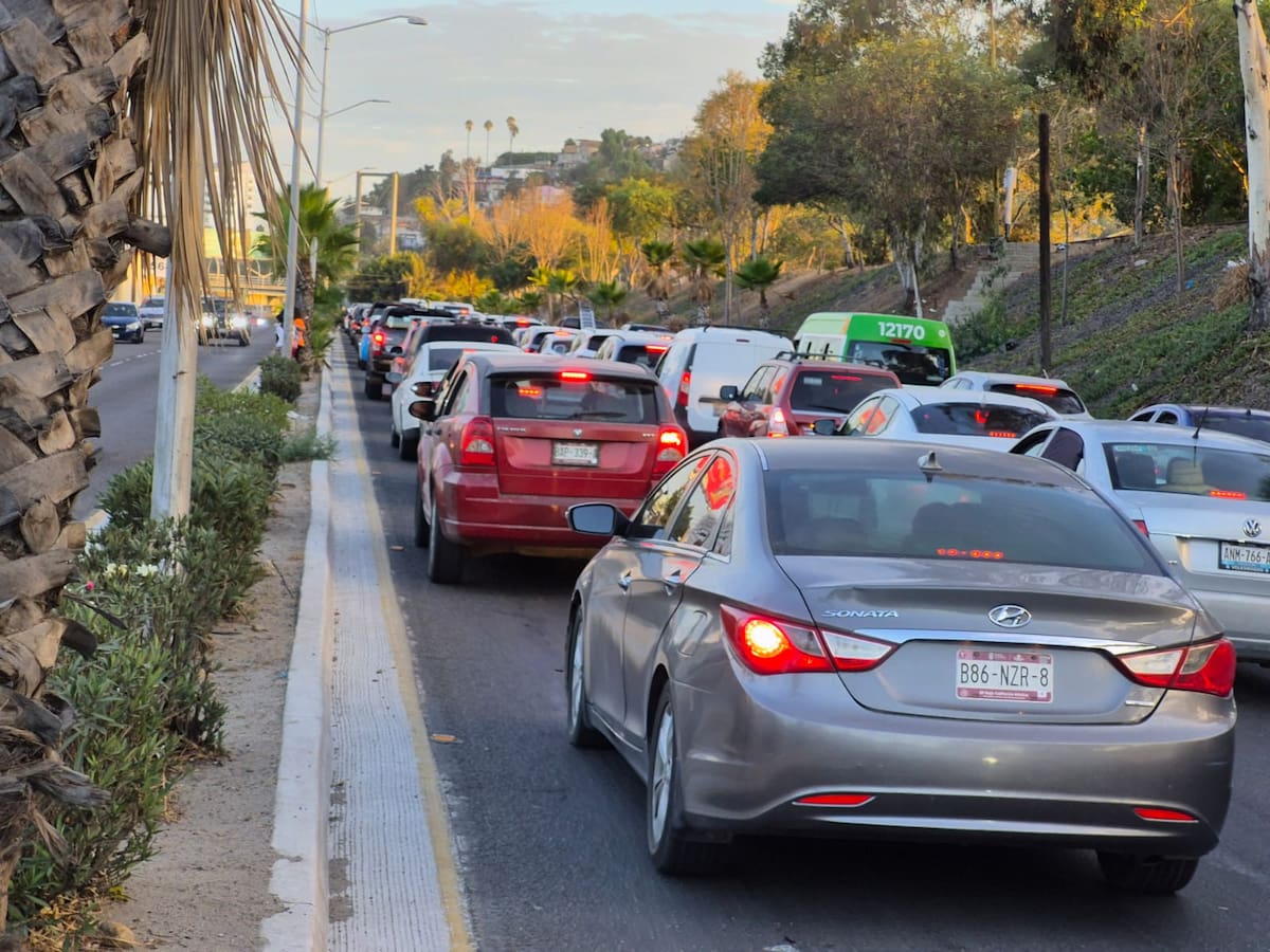 Largas filas de vehículos hacia la garita de San Ysidro provocan congestionamiento en Zona Río. Foto: Sergio Ortiz