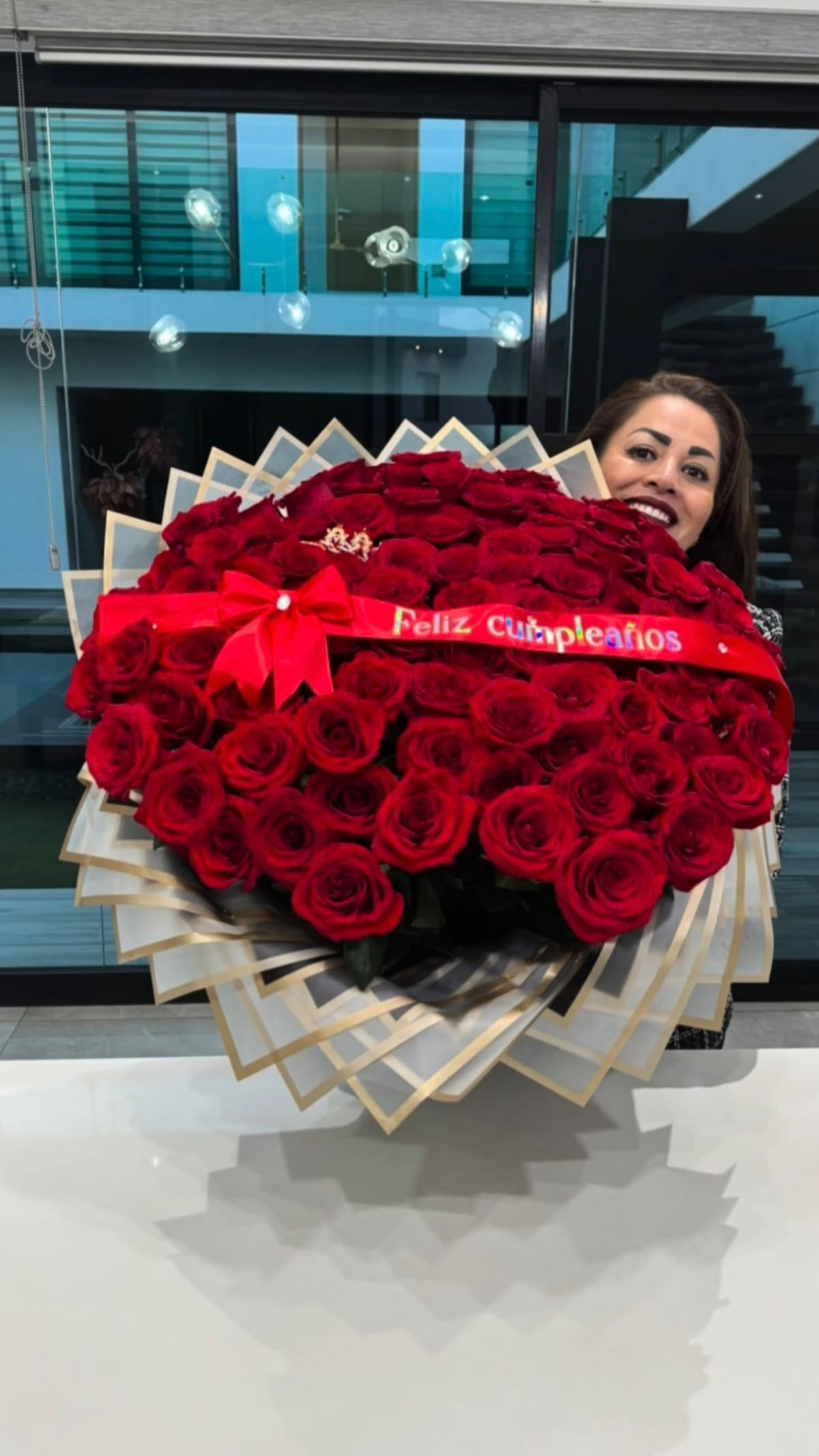 El cantante compartió un tierno momento junto a su mamá a quien llevó serenata hasta su casa. Foto: Cortesía