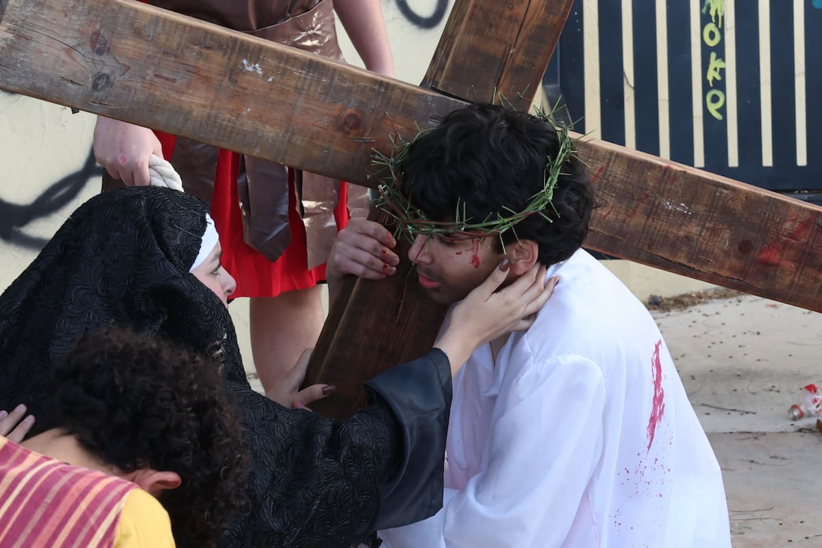 Viernes Santo en Villa de Seris: Jóvenes del Santuario de la Candelaria representan la pasión de Cristo con viacrucis viviente desde la Plaza de los Tres Pueblos