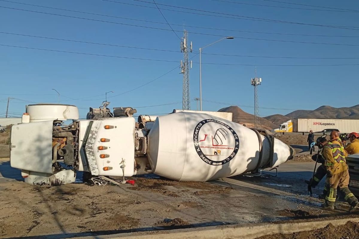 Revolvedora se vuelca en el bulevar 2000 y provoca congestionamiento vial