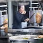 “Eso quiere decir que están buenos”. Captan a una empleada dándole una mordida a un taco mientras lo preparaba y el video se vuelve viral