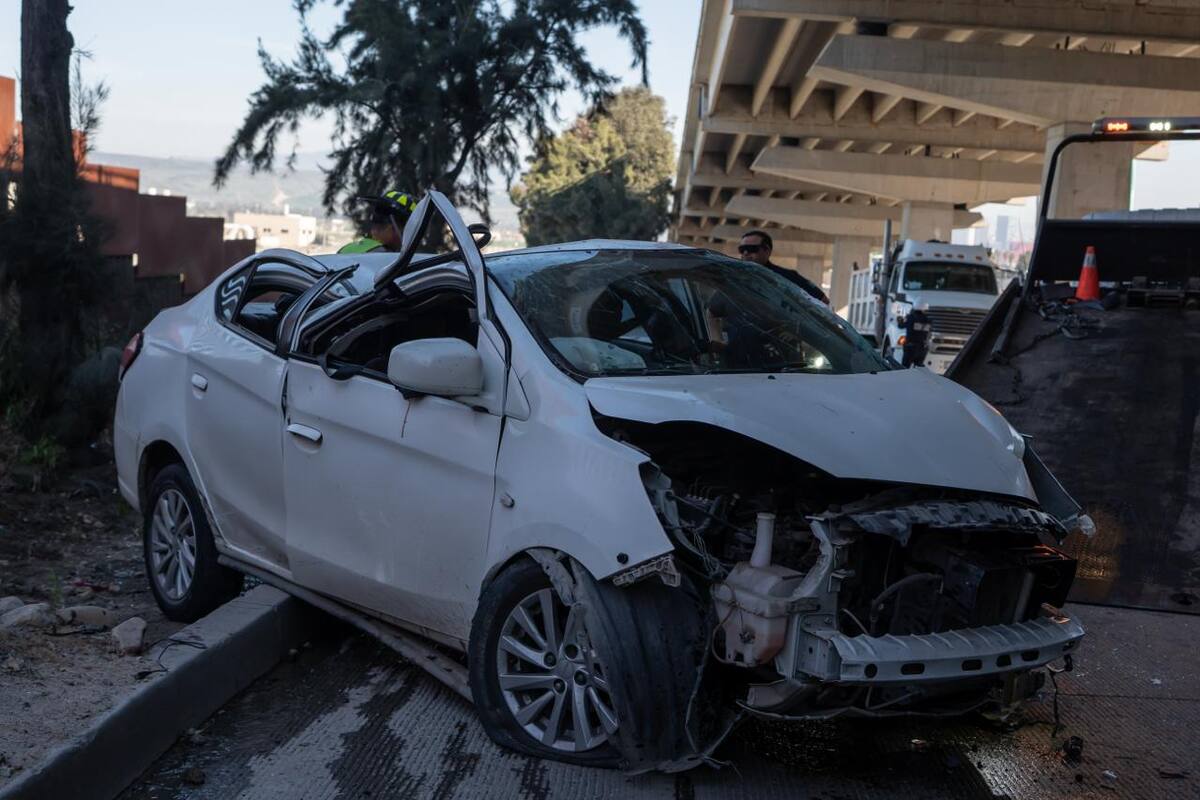 Volcadura en la avenida Internacional de Tijuana deja a un joven lesionado