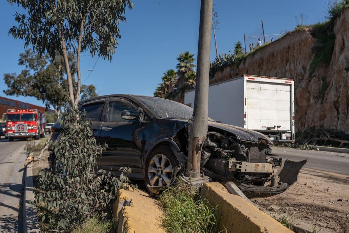 Un vehículo acabó sobre el camellón central de la avenida Internacional, a la altura de la colonia El Soler, luego de que el conductor chocara primero contra un árbol y posteriormente con un poste del alumbrado público. Foto: Border Zoom