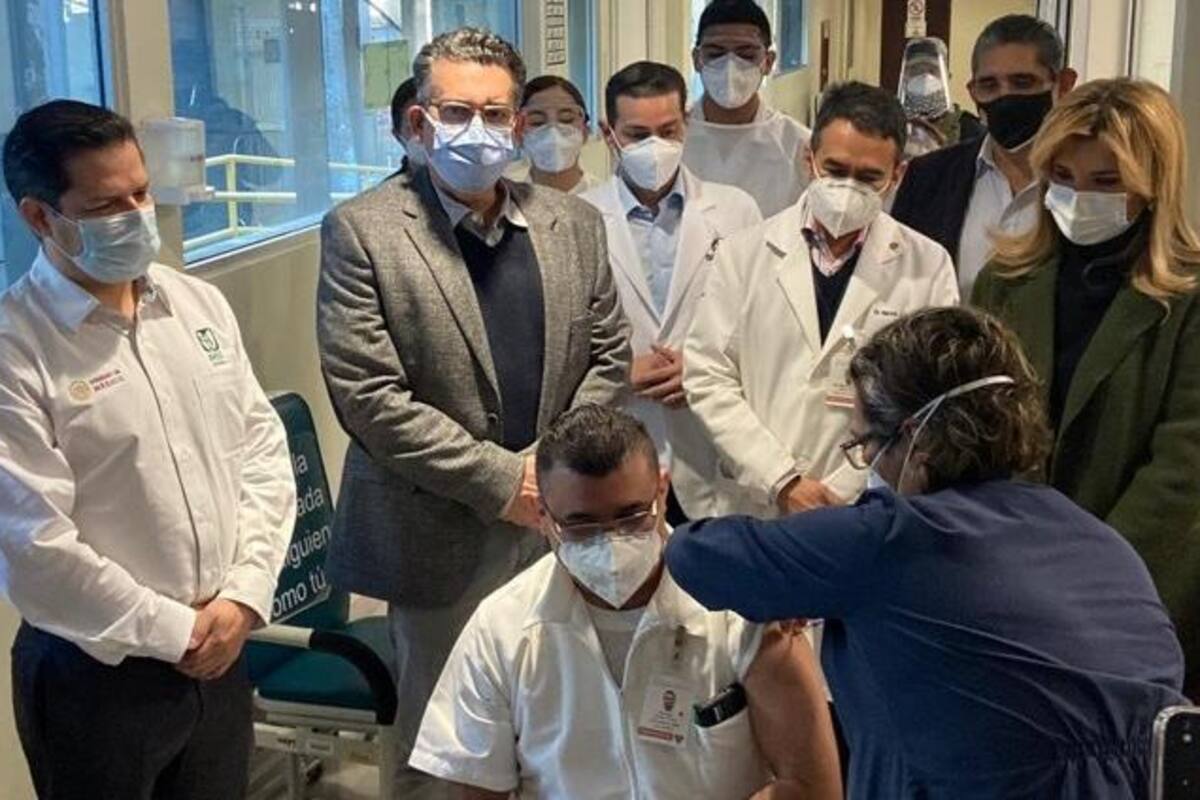 Vacunan contra Covid-19 a primer enfermero en Hospital General del Estado de Sonora