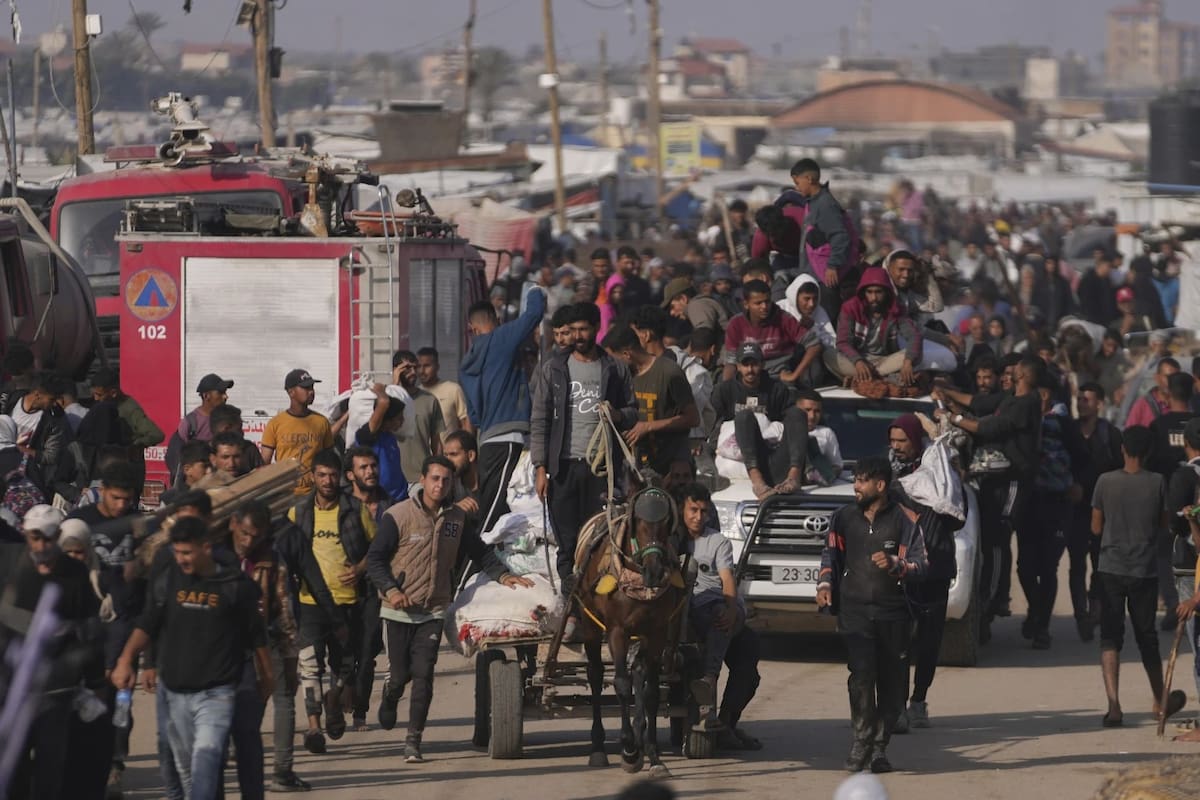 Palestinos llevan cajas y bolsas con alimentos y paquetes de ayuda humanitaria entregados por la Fundación Humanitaria de Gaza, una organización respaldada por Estados Unidos y aprobada por Israel, en Khan Younis, al Sur de la Franja de Gaza, el domingo 1 de junio del 2025. | Crédito: AP/Abdel Kareem Hana