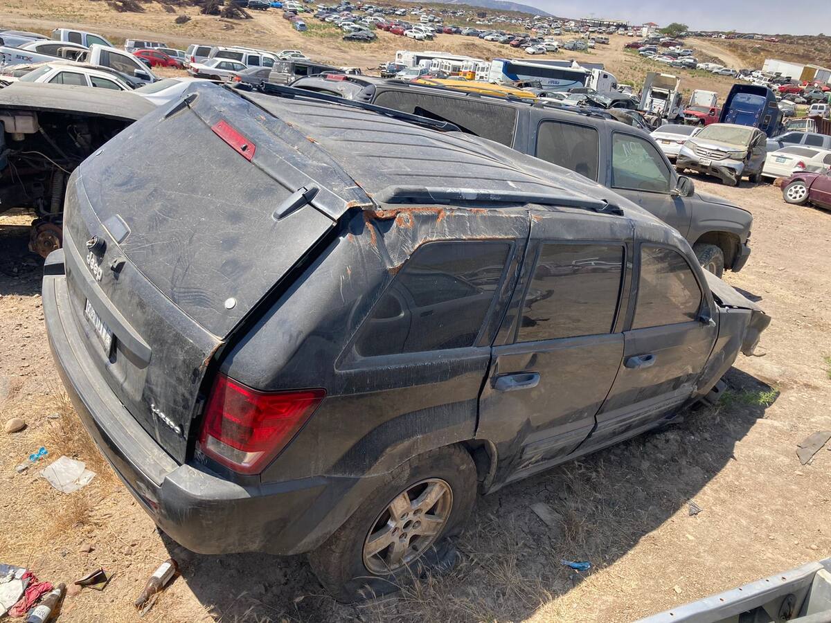 Jeep Grand Cherokee Laredo, modelo 2005 negro, placas de circulación del Estado de California, reportado en enero del 2023.