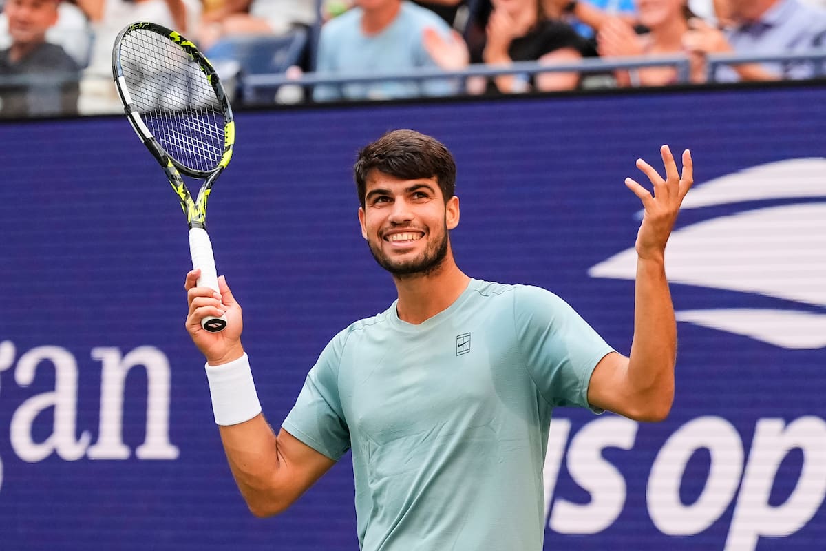 Carlos Alcaraz saluda a los espectadores durante el partido de dobles mixtos en el Abierto de Estados Unidos, el martes 19 de agosto de 2025, en Nueva York. (AP Foto/Yuki Iwamura)