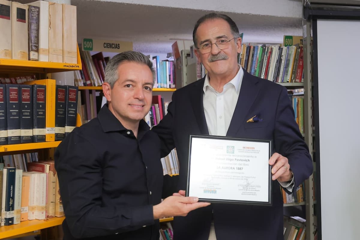 Durante la ceremonia el autor recibió un reconocimento por parte del diputado Omar del Valle Colosio. | Crédito: Eleazar Escobar