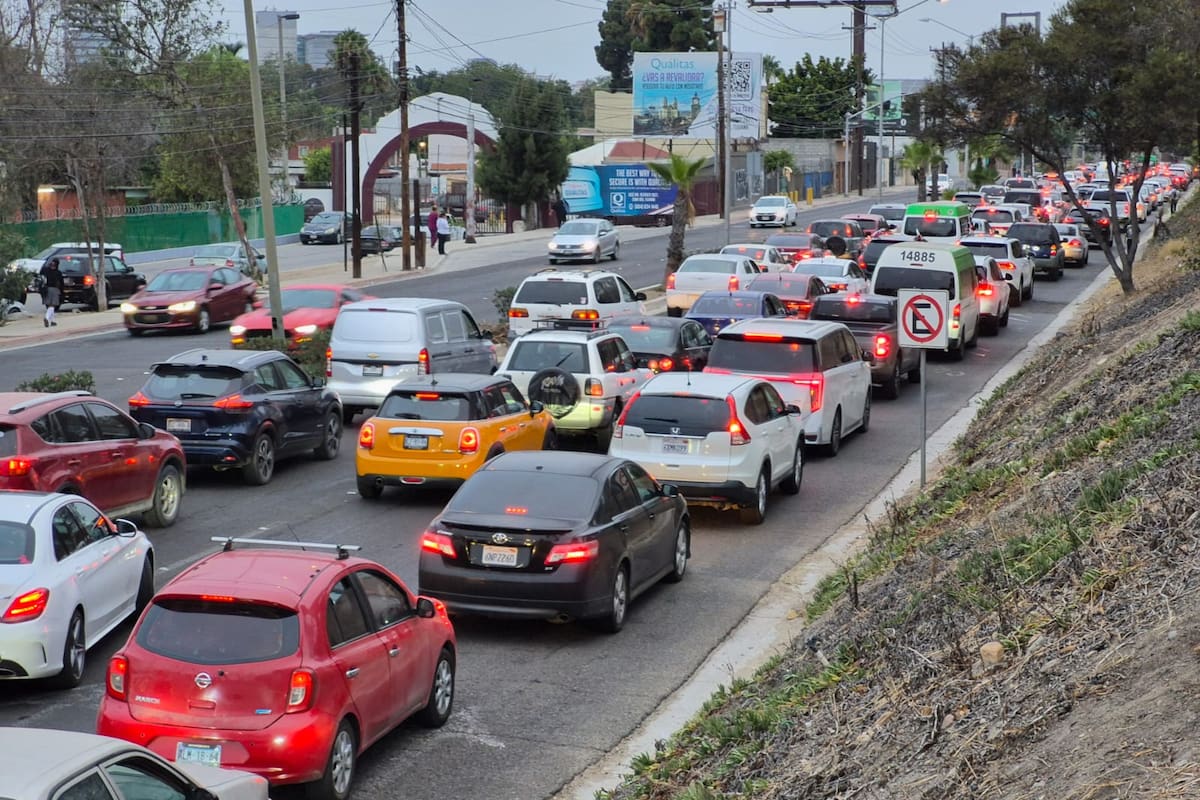Tráfico en Tijuana: largas filas hacia garita de Tijuana y cierre en Zona Río