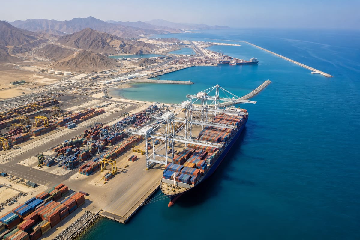 Emiratos Árabes Unidos analiza construir un puerto para evitar el estrecho de Ormuz y reducir la dependencia de Dubái de la ruta afectada por el conflicto con Irán