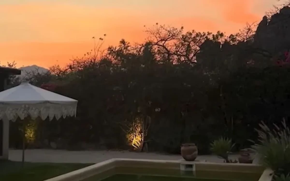 La mansión de Yuridia en Tepoztlán destaca por su diseño minimalista, amplios ventanales y un entorno natural privilegiado que ofrece privacidad y tranquilidad a la familia.