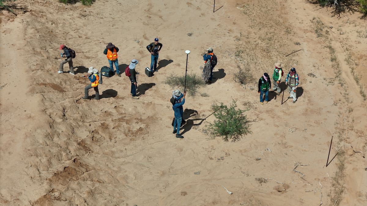 Un equipo de geólogos realiza investigaciones de campo.