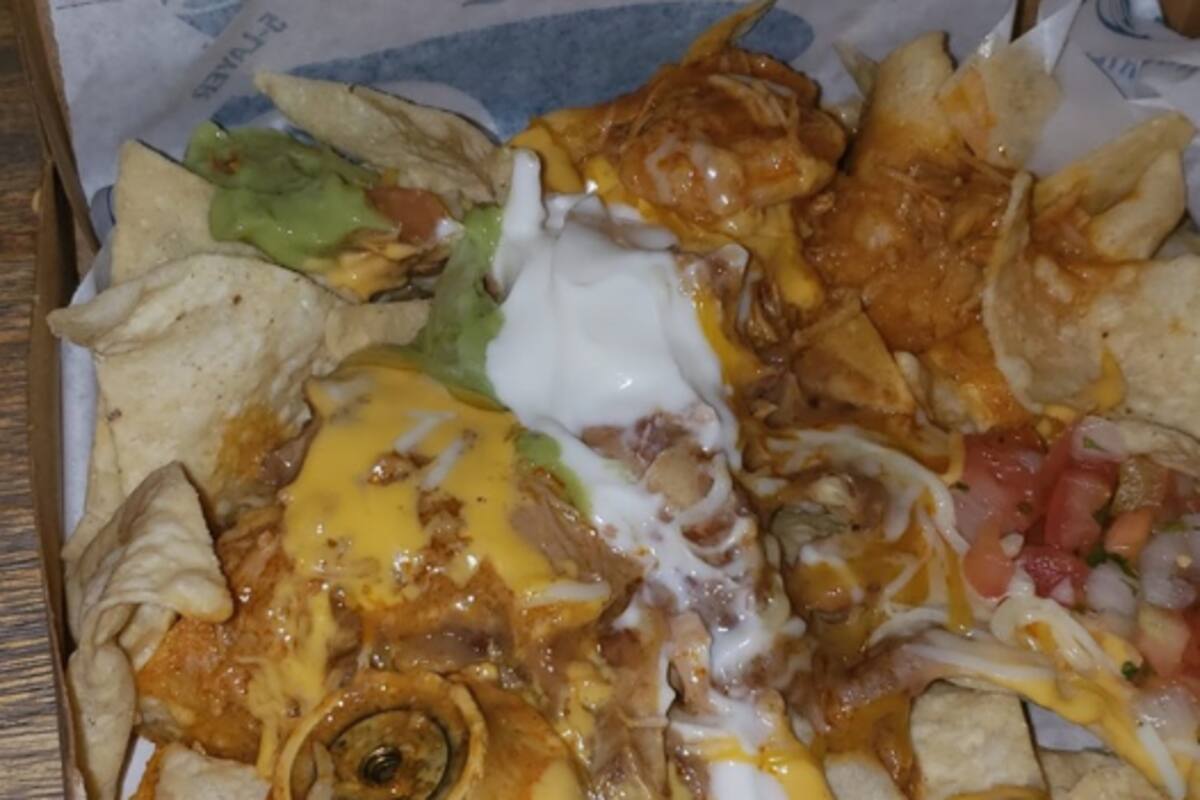Mujer descubre desagradable objeto en sus nachos de Taco Bell