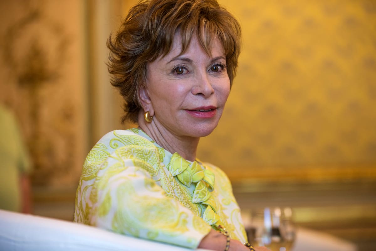 En esta foto del 5 de junio de 2017, la escritora chilena Isabel Allende posa en Madrid. El más reciente libro de Allende, "Largo pétalo de mar", llegó en enero de 2020 a Estados Unidos en su versión inglesa. (AP Foto/Francisco Seco, Archivo)