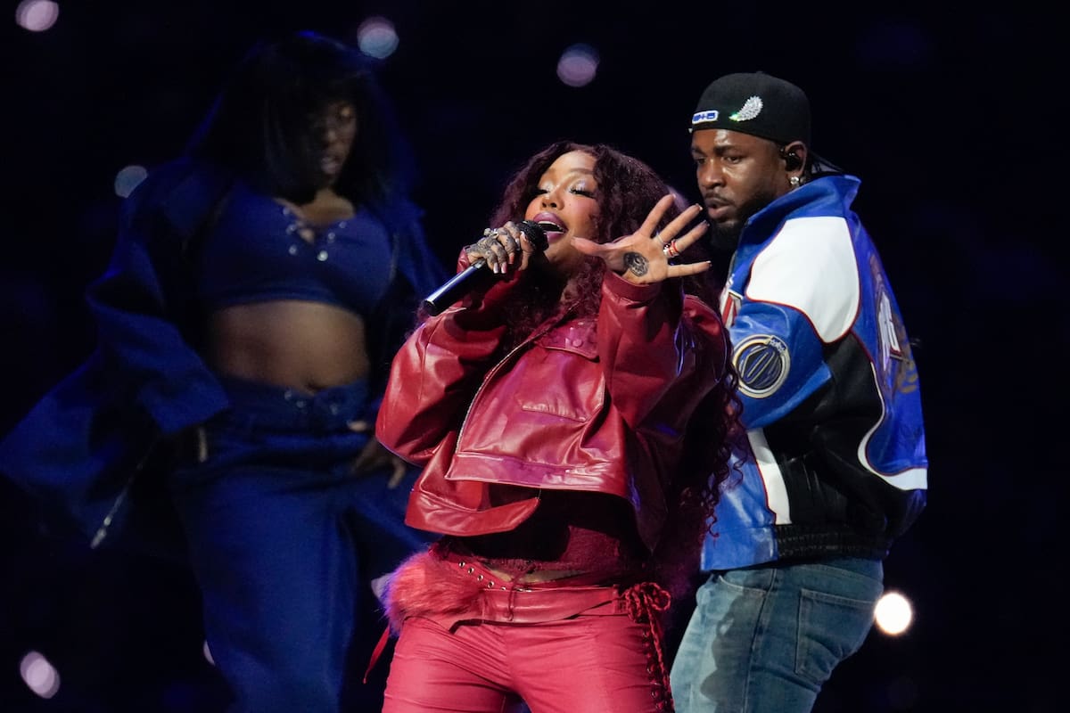SZA, izquierda, y Kendrick Lamar SZA durante su presentación en el espectáculo de medio tiempo del Super Bowl 59 de la NFL entre los Chiefs de Kansas City y los Eagles de Filadelfia, el domingo 9 de febrero de 2025, en Nueva Orleans. (Foto AP/George Walker IV)