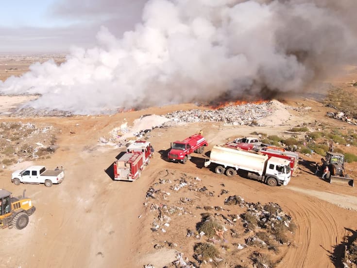 Incendio en basurero de San Quintín consume tres hectáreas