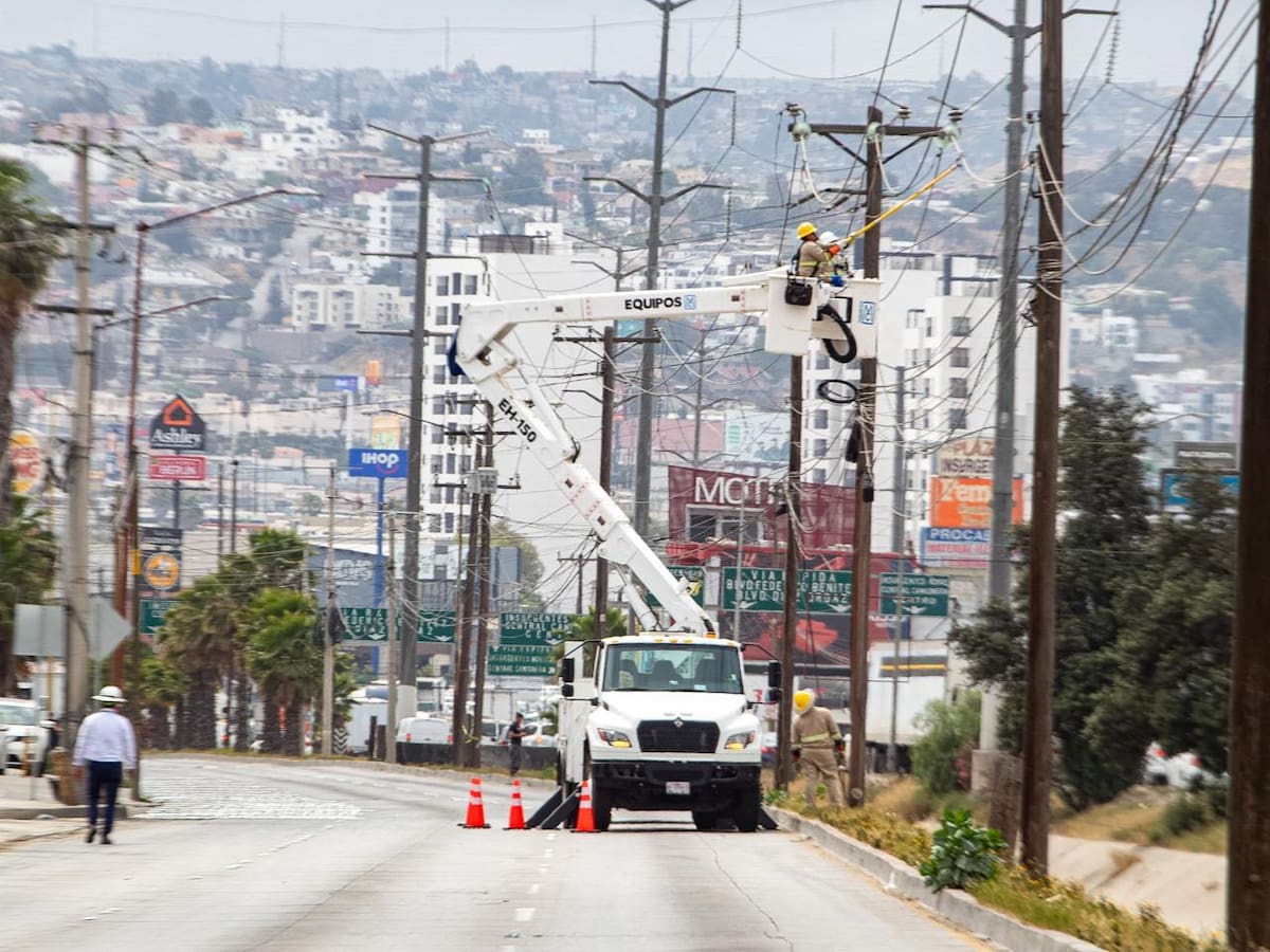 El accidente dejó daños materiales y afectaciones a la circulación por varias horas en el bulevar Manuel J. Clouthier. Border Zoom
