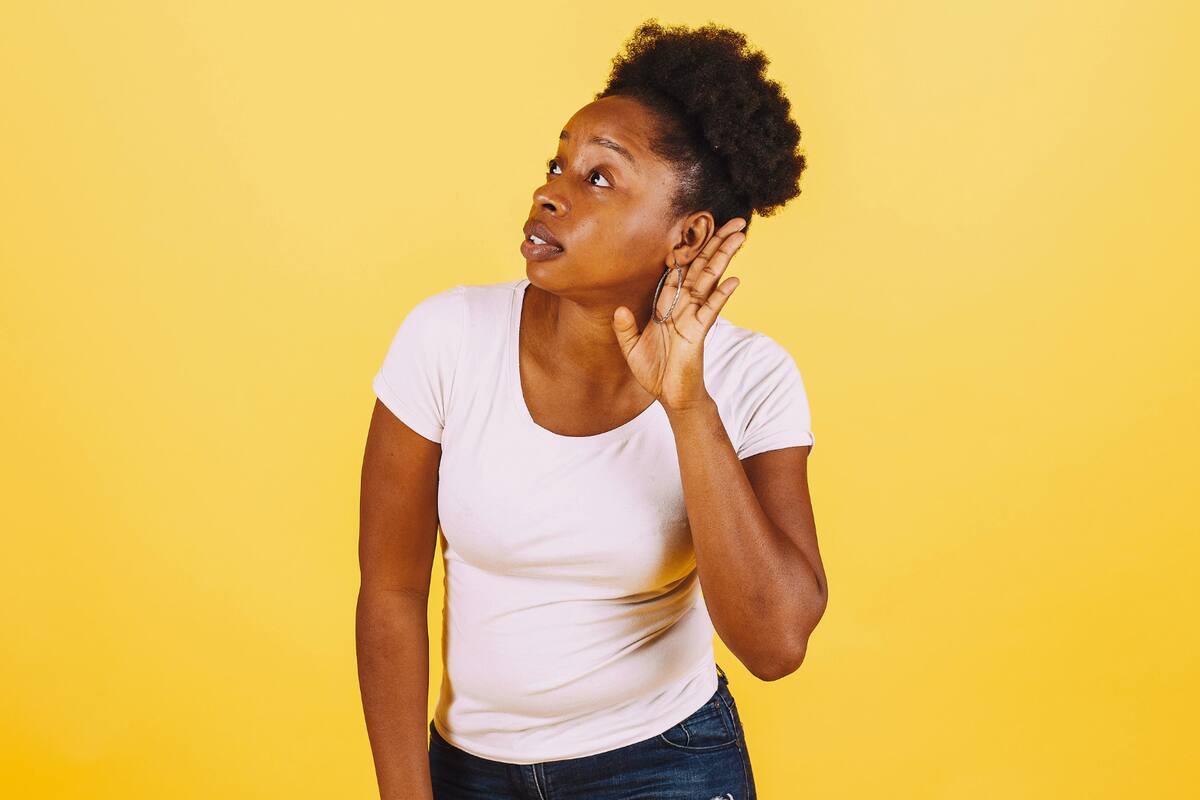 Estos 2 síntomas pasan desapercibidos, pero pueden revelar una condición común relacionada con la pérdida auditiva