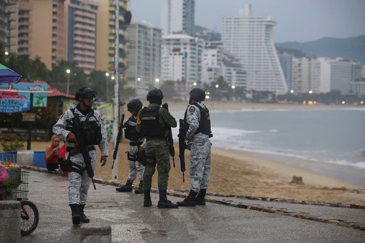 Imagen de archivo. Miembros de las fuerzas federales mexicanas conversan mientras vigilan en una playa mientras el huracán Otis avanza hacia Acapulco, México. 24 de octubre de 2023. REUTERS/Javier Verdin