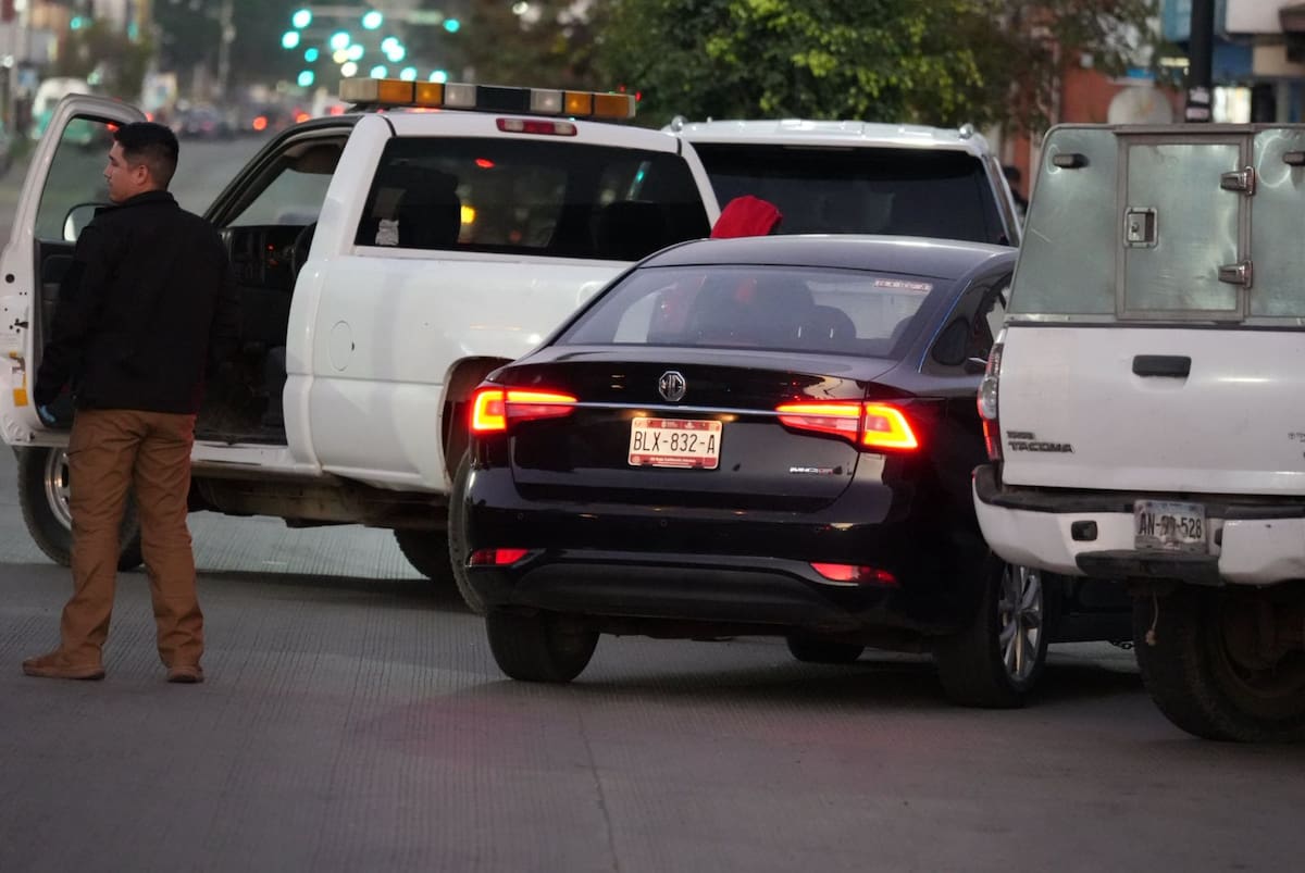 Autoridades hallaron en el interior de un vehículo un masculino de aproximadamente 30 años años con heridas de bala.