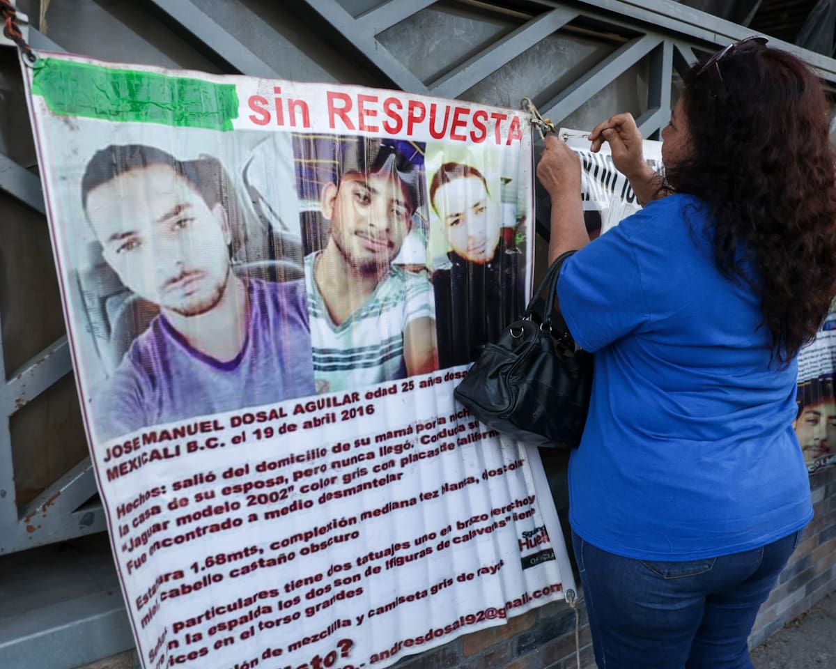 Familiares y colectivos se reúnen en el Bar Shots para exigir avances en la búsqueda de Kevin Moreno visto por última vez en ese lugar Foto: Javier Gallegos