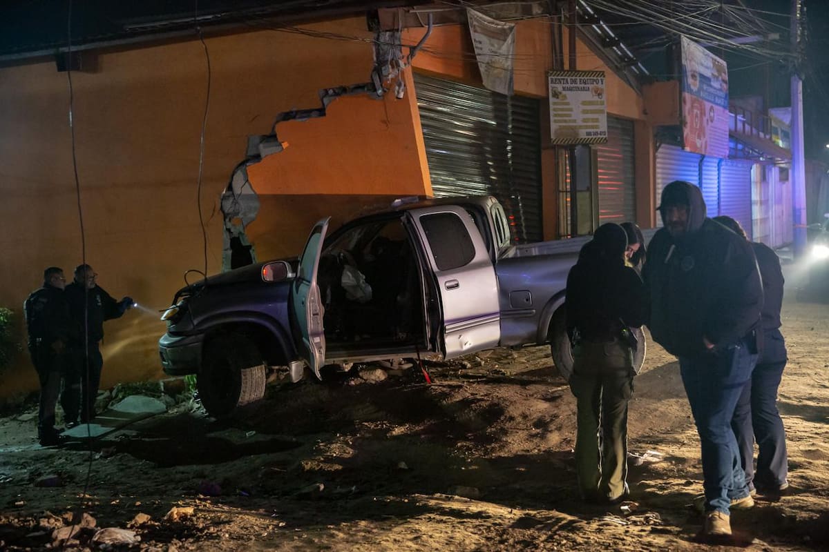 El impacto causó daños en locales comerciales y dejó a dos personas hospitalizadas en estado grave. Foto: Border Zoom