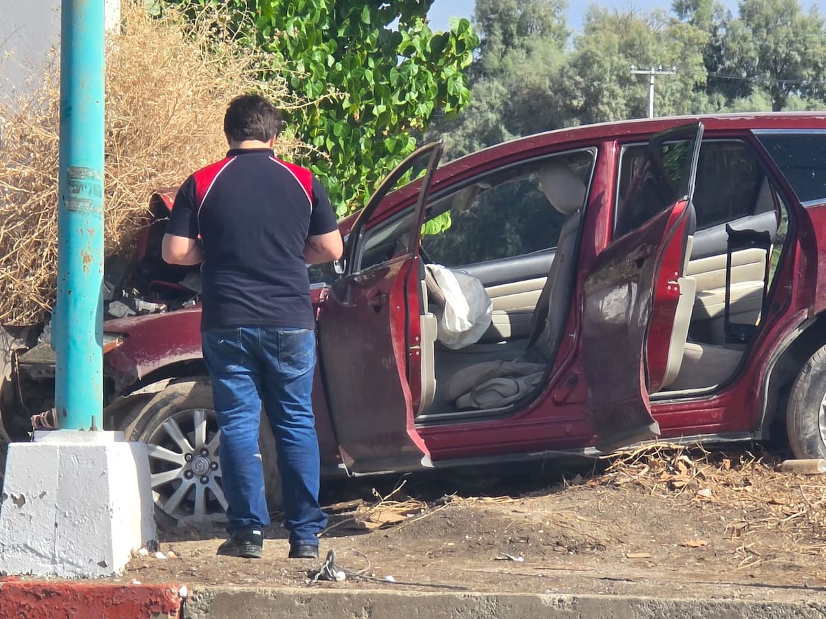 El reporte policial señala que a las 14:00 horas se informó sobre un choque entre un carro y un objeto fijo en la calle Novena y la calzada Cetys. Foto: Javier Gallegos