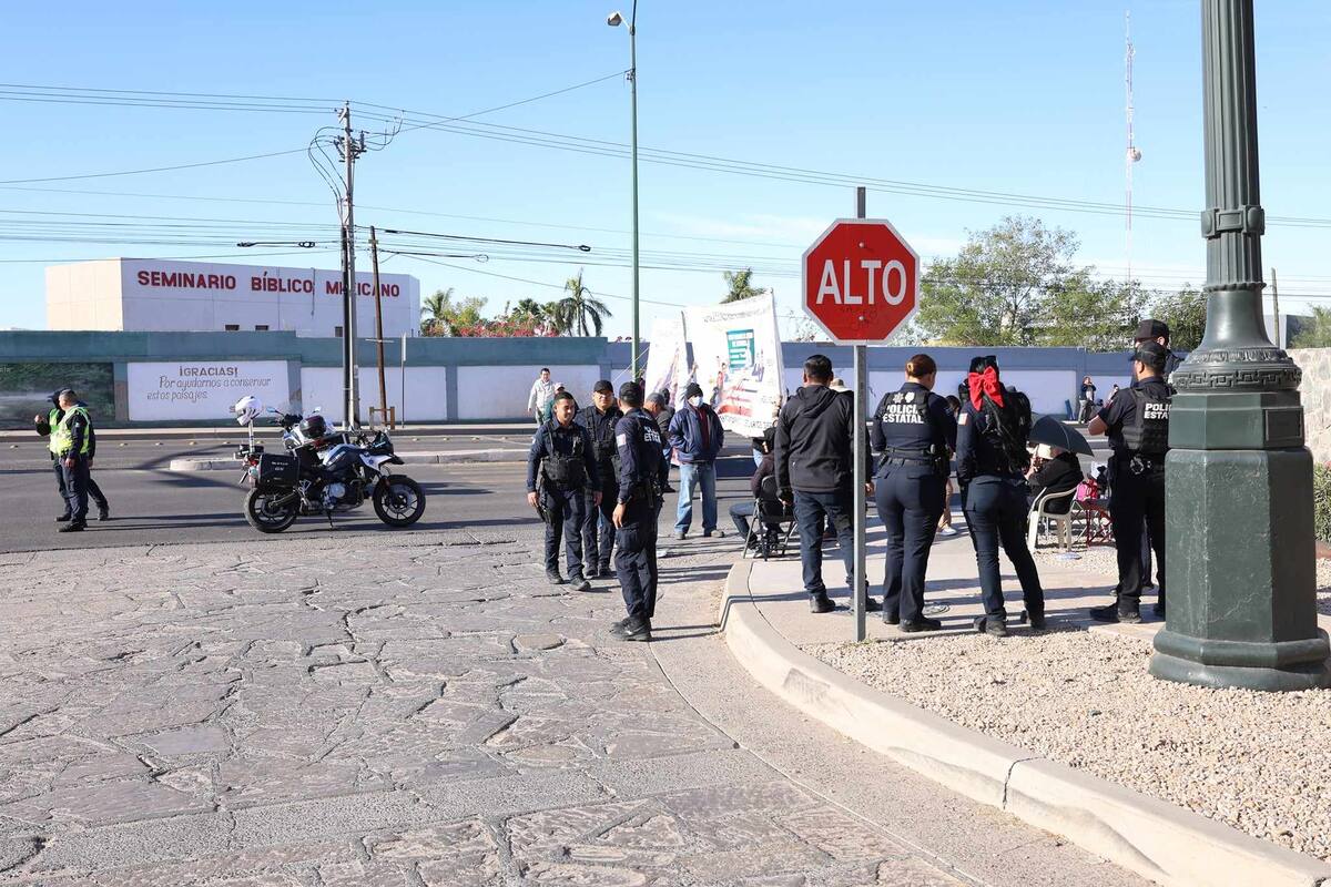 Bloquean concesionarios del transporte urbano bulevar Ignacio Soto y avenida La Jolla Oriente en Hermosillo. FOTOS: JULIÁN ORTEGA