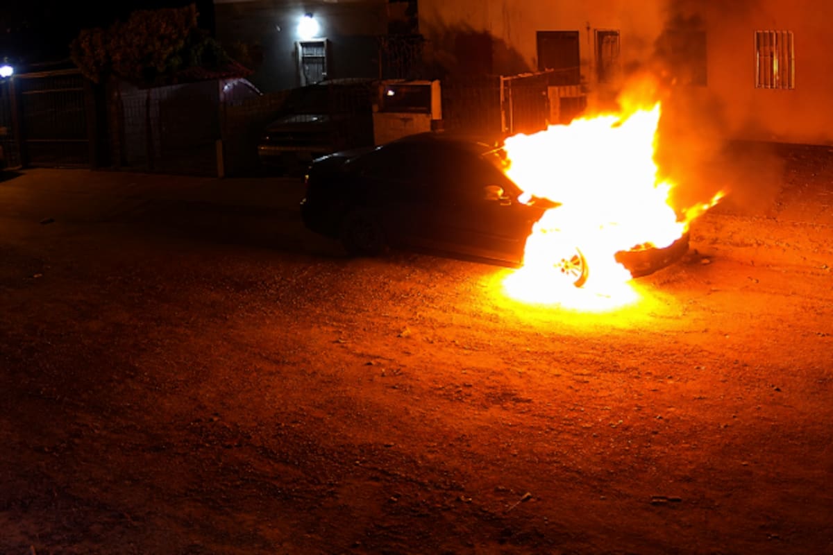 Incendian vehículo en la vía pública en Chulavista 1; captan a sospechosos en video