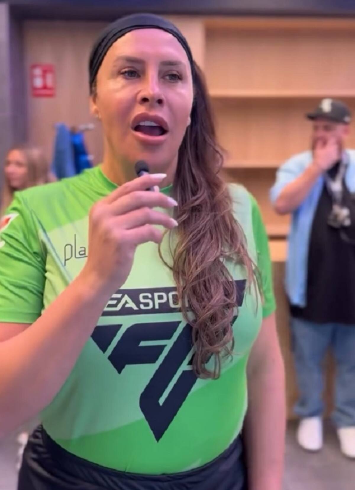 Karla Sofía Gascón participó en el partido amistoso entre Celebridades de los Premios Platino y Embajadores de La Liga.