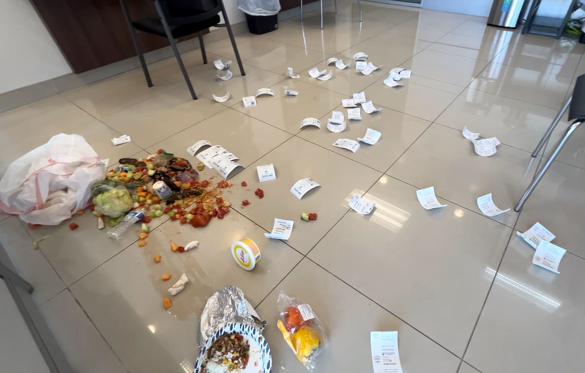 Los residentes llegaron a las oficinas ubicadas sobre Paseo Pedregal y llevaron alimentos echados a perder como muestra de las pérdidas ocasionadas por permanecer varios días sin refrigeración. Foto: Cortesía / Border Zoom