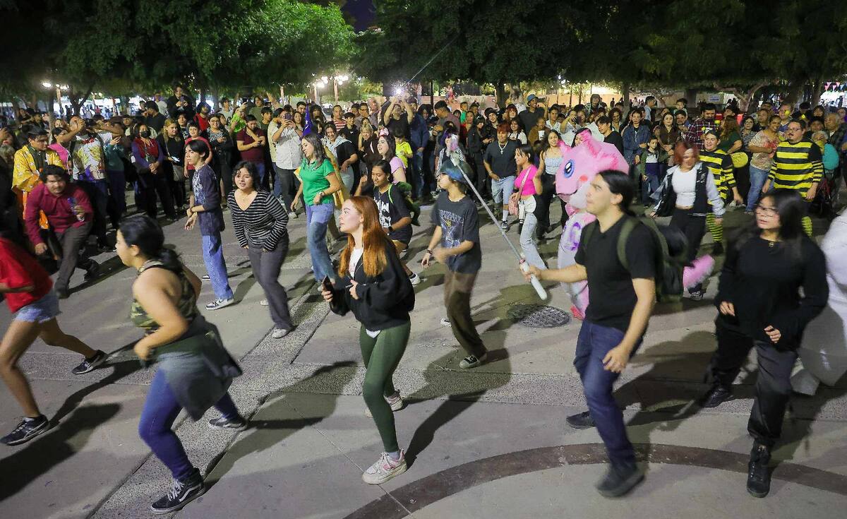 Antes de bailar el Gangnam Style las personas bailaron "El payaso de rodeo" para ir calentando motores. / Imagen por Eleazar Escobar.