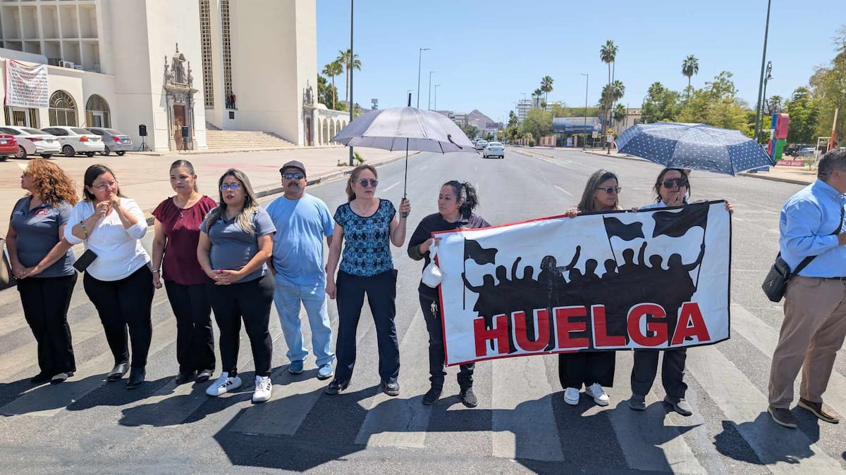 Sindicato de la UNISON bloquea calles en protesta por falta de avances en negociaciones
Foto: Julián Ortega.
