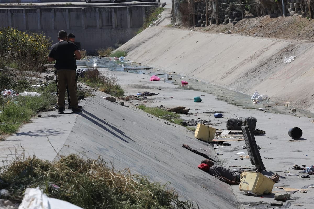 Hallan a hombre sin vida en una canalización