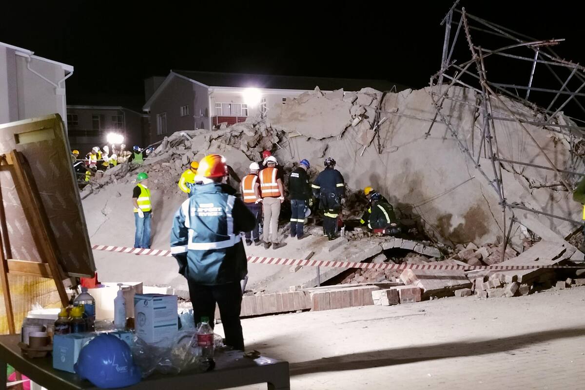 Al menos 6 muertos y casi 50 personas atrapadas al derrumbarse un edificio en Sudáfrica