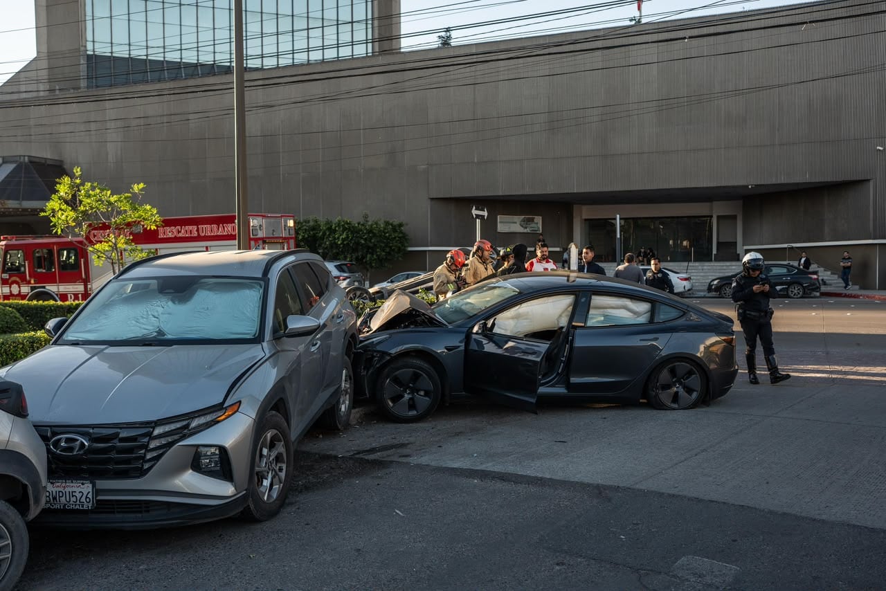 Un Kia volcó tras chocar contra un Tesla en el bulevar Agua Caliente de Tijuana; el Tesla impactó otros dos vehículos estacionados. Foto: Border Zoom