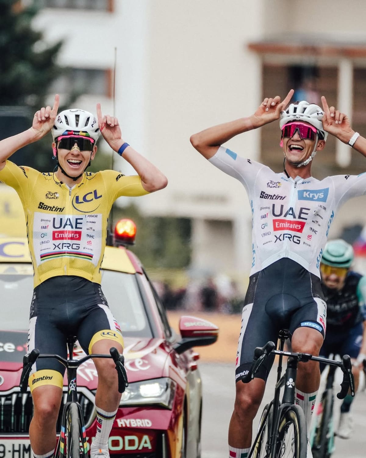 El ensenadense Isaac del Toro cruza la meta del Tour de Francia haciendo una señal de "cuernos" junto a su compañero de equipo, Tadej Pogačar. (Foto: @letourdefrance)