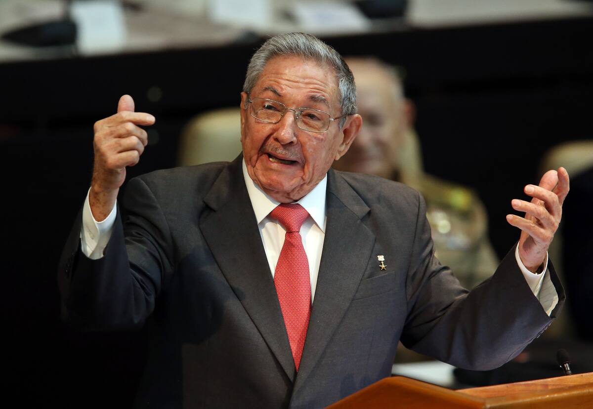 HAB10. LA HABANA (CUBA), 19/04/2018.- El primer secretario del Partido Comunista de Cuba y ya expresidente Raúl Castro pronuncia un discurso hoy, jueves 19 de abril de 2018, durante la sesión de clausura de la IX legislatura de la Asamblea Nacional del Poder Popular, en La Habana (Cuba). Díaz-Canel, hasta ahora primer vicepresidente del Gobierno, fue elegido hoy presidente de Cuba por la Asamblea Nacional de la isla en sustitución del general Raúl Castro, quien se retira del poder tras doce años al frente del país. El nuevo presidente aseguró que la política exterior de la isla se "mantendrá inalterable" y que el país caribeño "no hará concesiones contra su soberanía e independencia" ni "negociará sus principios". EFE/Alejando Ernesto/POOL