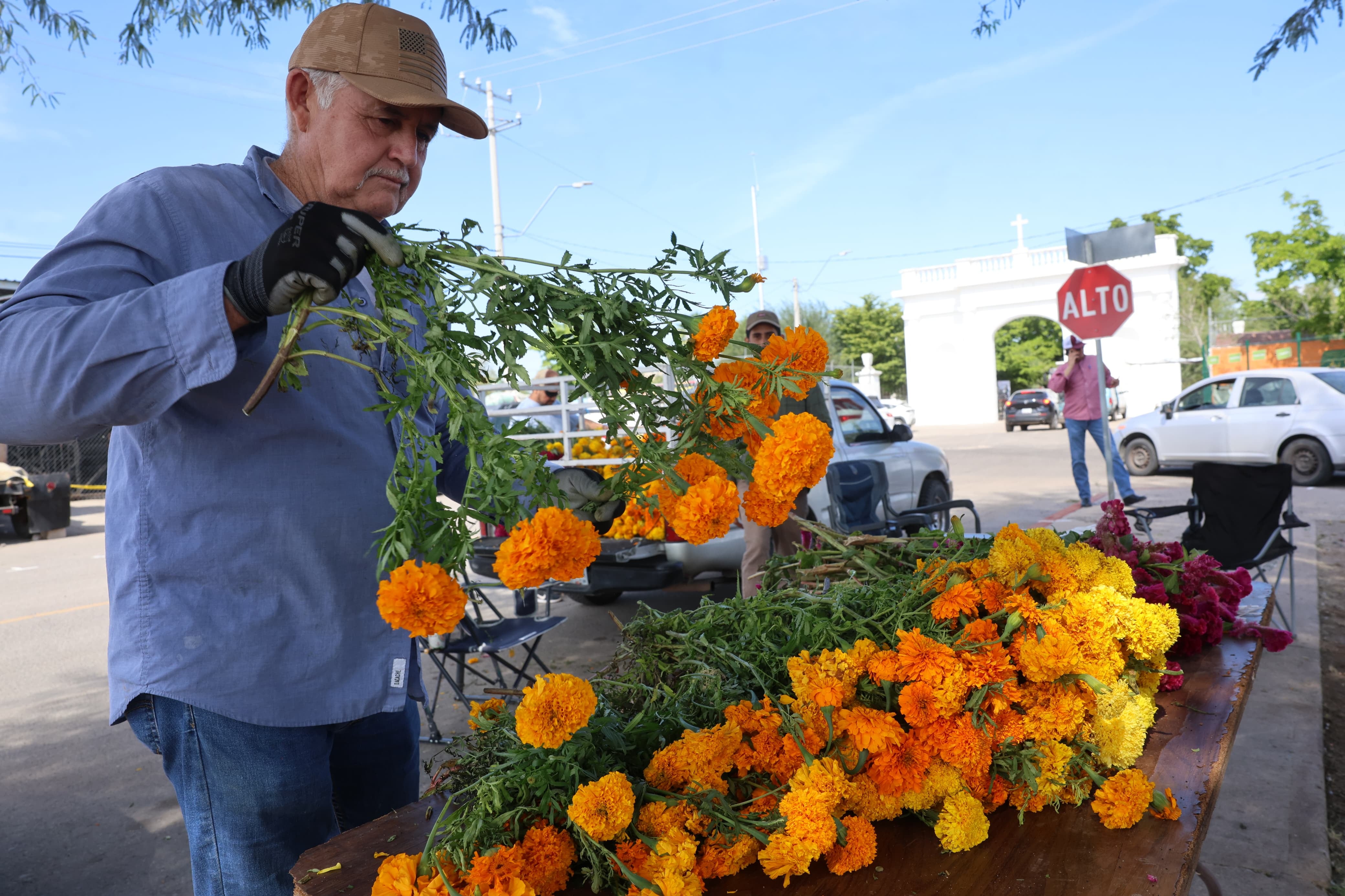 Vendedores consultados en Hermosillo señalaron que mantienen sus precios para las celebraciones del Día de Muertos.