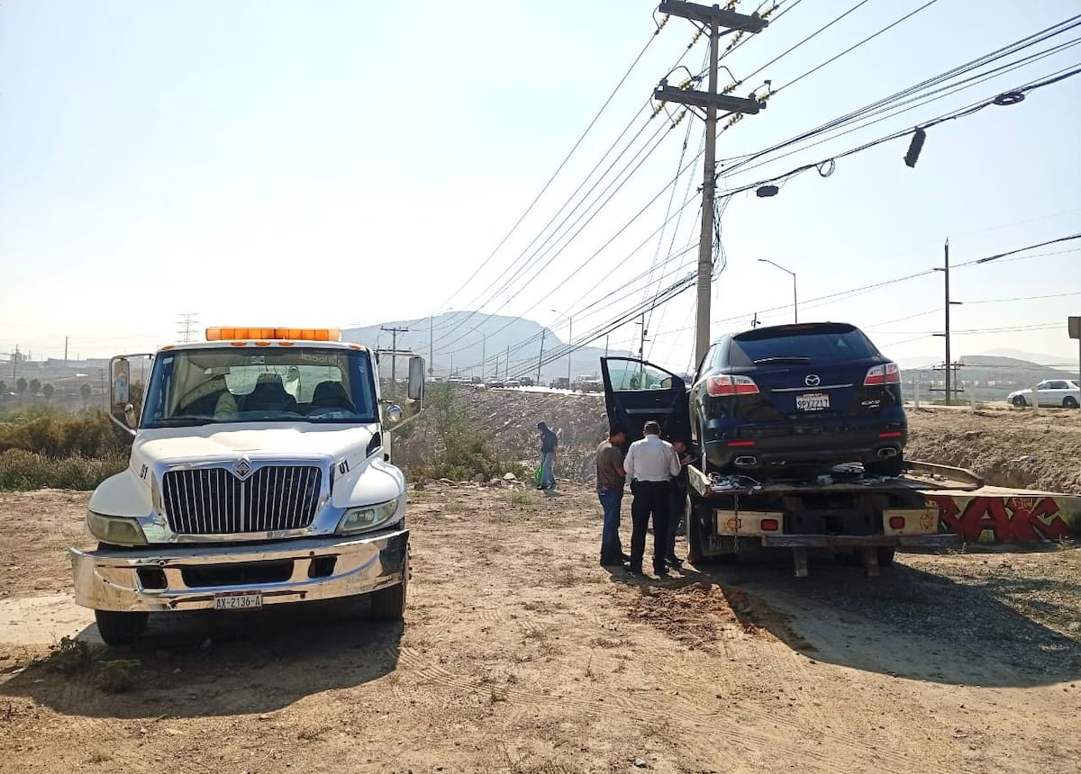 Una camioneta Toyota se encontraba detenida frente al semáforo cuando fue impactada por un Mazda. Foto:  Border Zoom