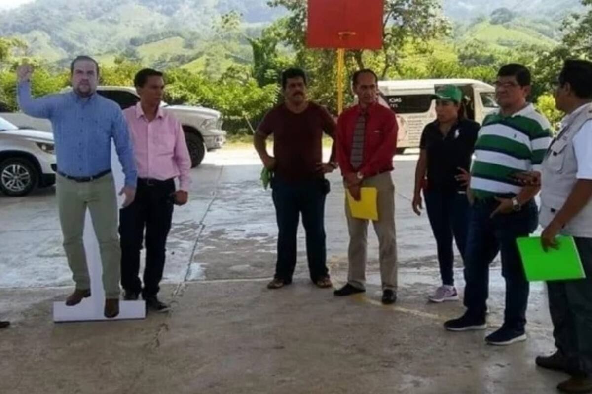 Utilizan fotografía tamaño real de alcalde durante evento en Chiapas