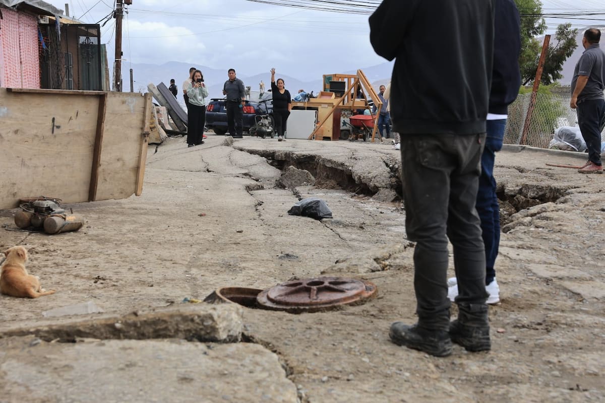 Habitantes de la colonia 3 de Octubre retiran sus pertenencias ante el hundimiento de la calle Punta Arenas y las grietas en sus viviendas. Foto: Sergio Ortiz
